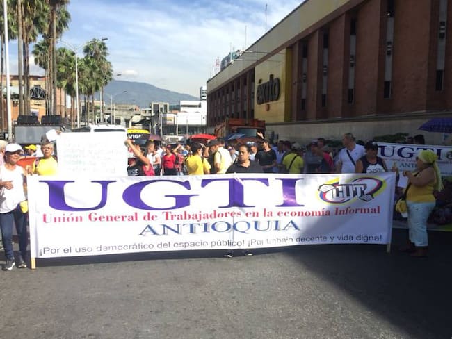 Venteros ambulantes de Medellín protestan por obras en el centro