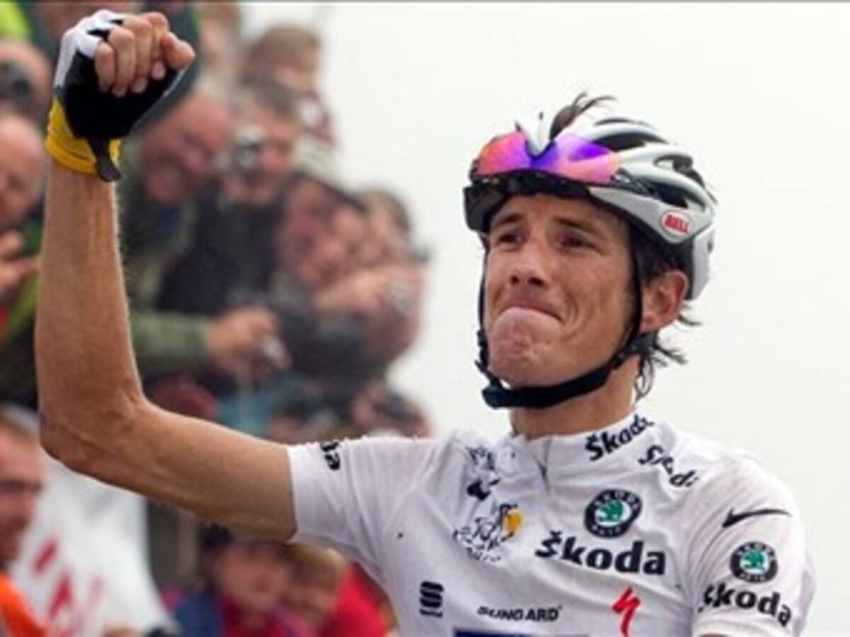 Andy Schleck se corona en la cima del Tourmalet. Contador sigue líder