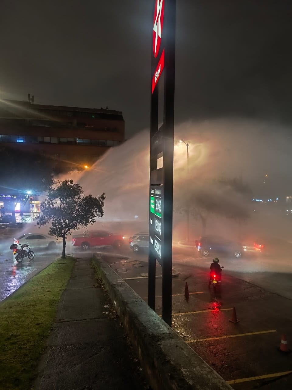 Ruptura de un tubo de agua Bogotá 2. Foto de referencia
