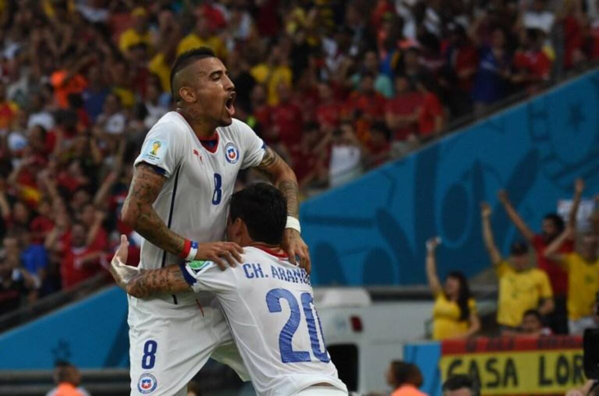 El actual campeón se despidió prematuramente de Brasil tras caer 2-0 ante Chile con goles Vargas y Aranguiz.