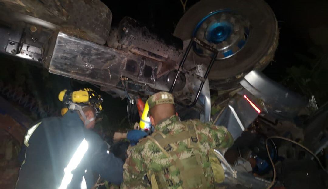 Organismos de socorro en labores de rescate de los heridos en accidente de tránsito en la línea