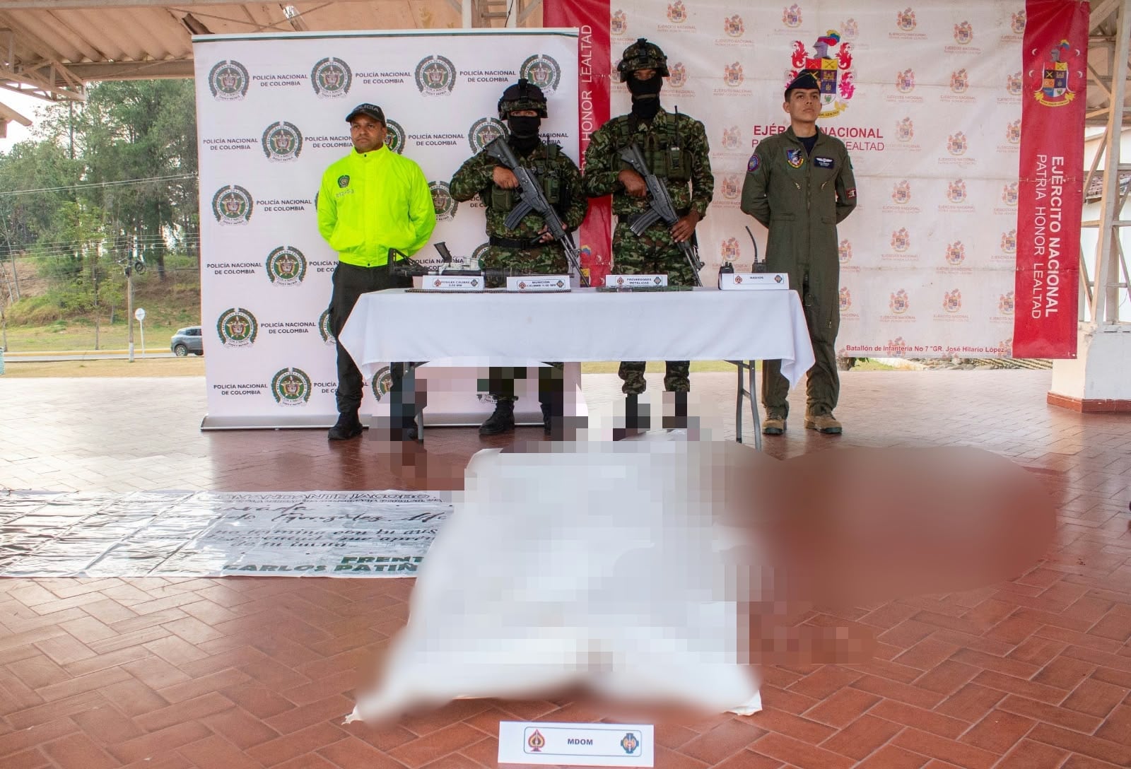 Dos de los cuerpos fueron recuperados por las tropas. En la acción de incautaron armas largas y cortas además de munición. Crédito: Ejército Nacional.