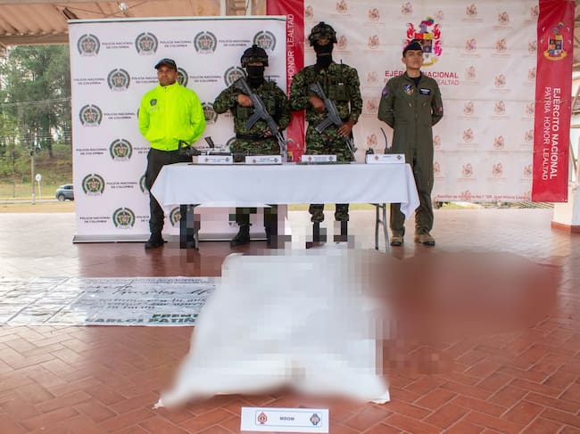 Dos de los cuerpos fueron recuperados por las tropas. En la acción de incautaron armas largas y cortas además de munición. Crédito: Ejército Nacional.