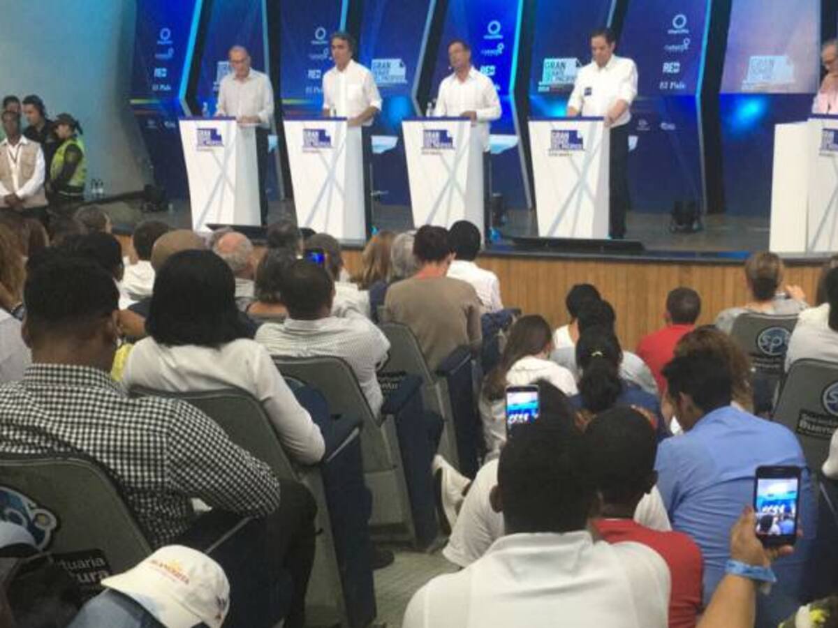 Desde cárcel para “trabados” hasta estudios en Harvard, vainazos a Duque