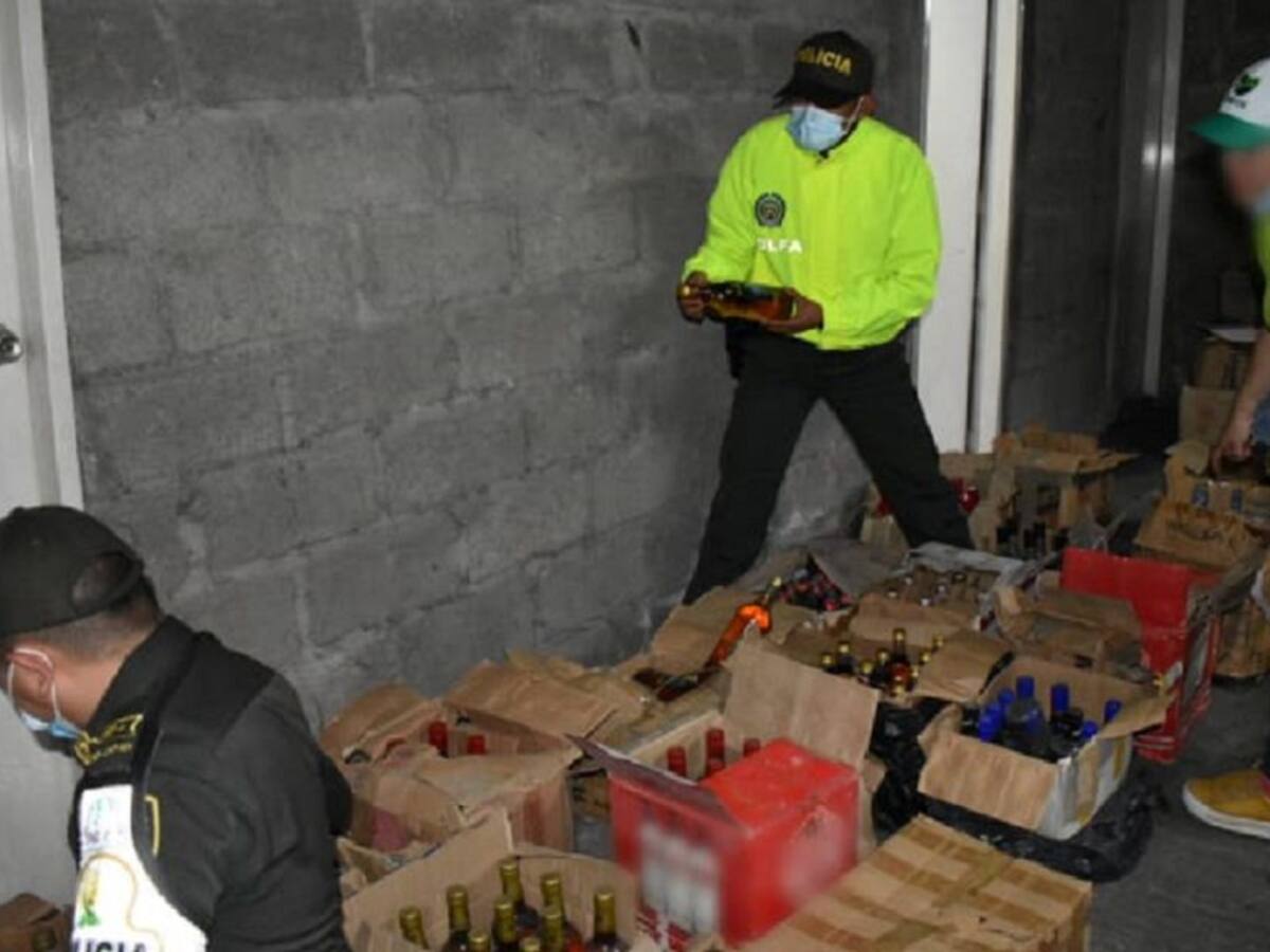 En el parqueadero de un edificio hallaron cigarrillos y licor de contrabando