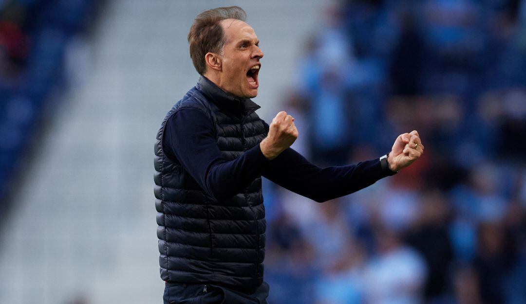 Thomas Tuchel festeja el título de la Liga de Campeones al frente del cuadro inglés.