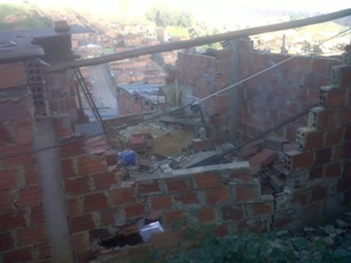 Habitantes de Ciudad Bolívar en Bogotá arriesgan sus vidas para salvar sus enseres tras el deslizamiento