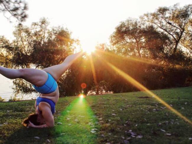 Mujer demuestra que el yoga no es solo para personas delgadas