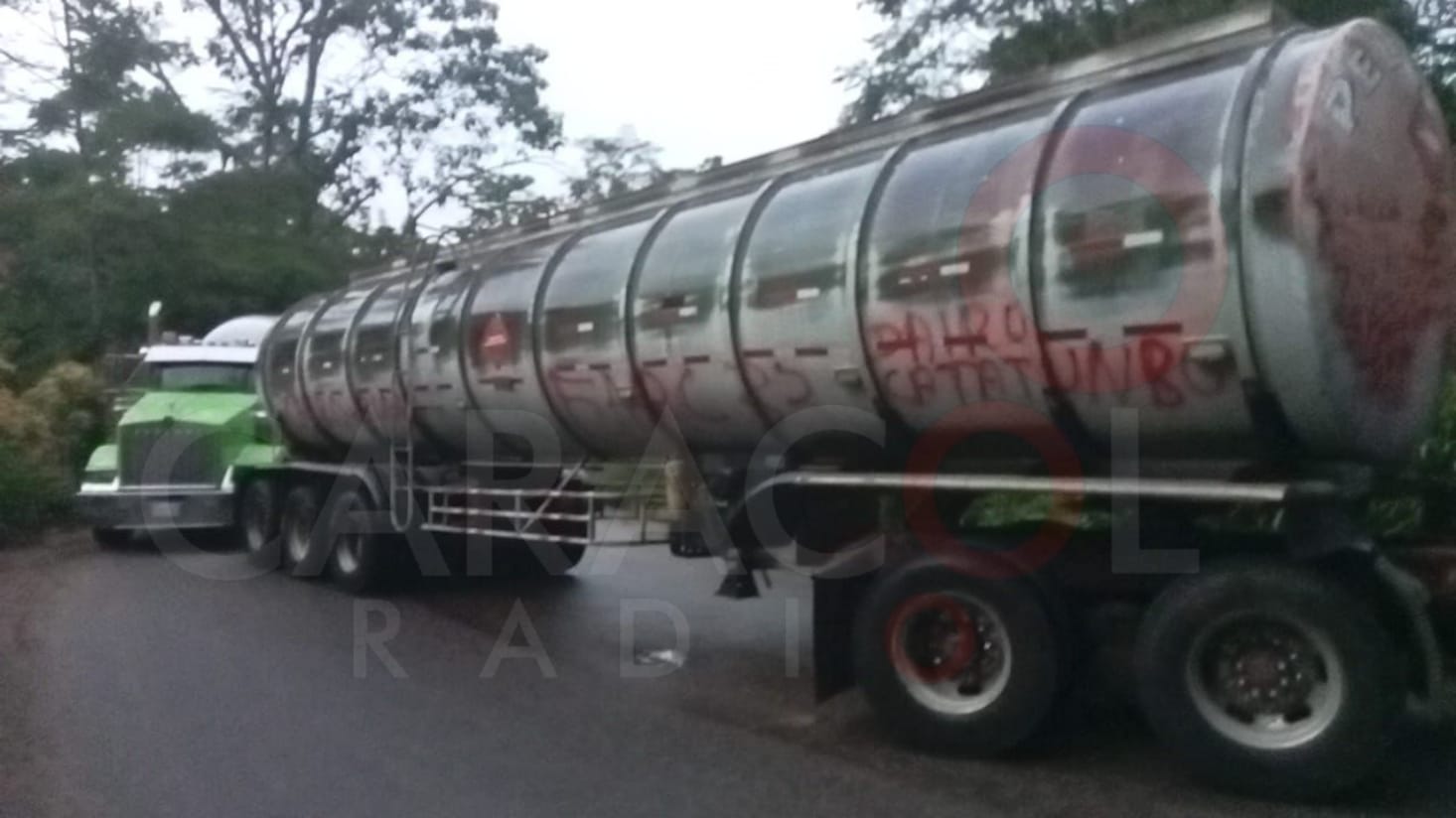 Vehículos atravesados vía Cúcuta- Tibú