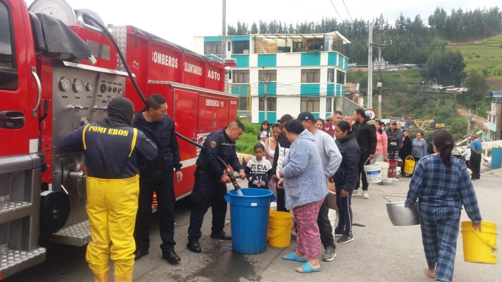 Distribuyen agua potable, tras daño en bocatomas de acueductos. Foto: Empopasto