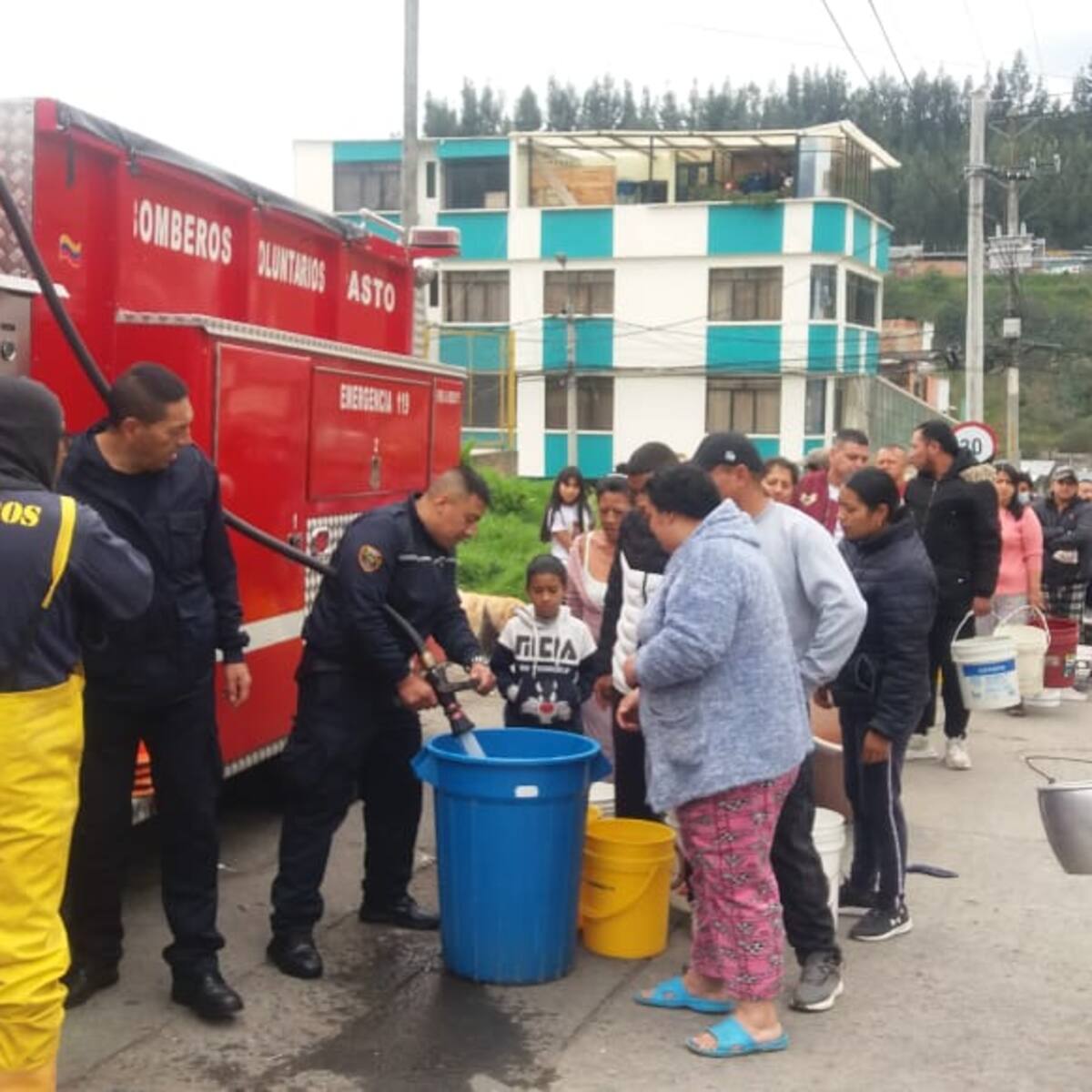 Distribuyen agua potable en barrios afectados por daños en Bocatomas