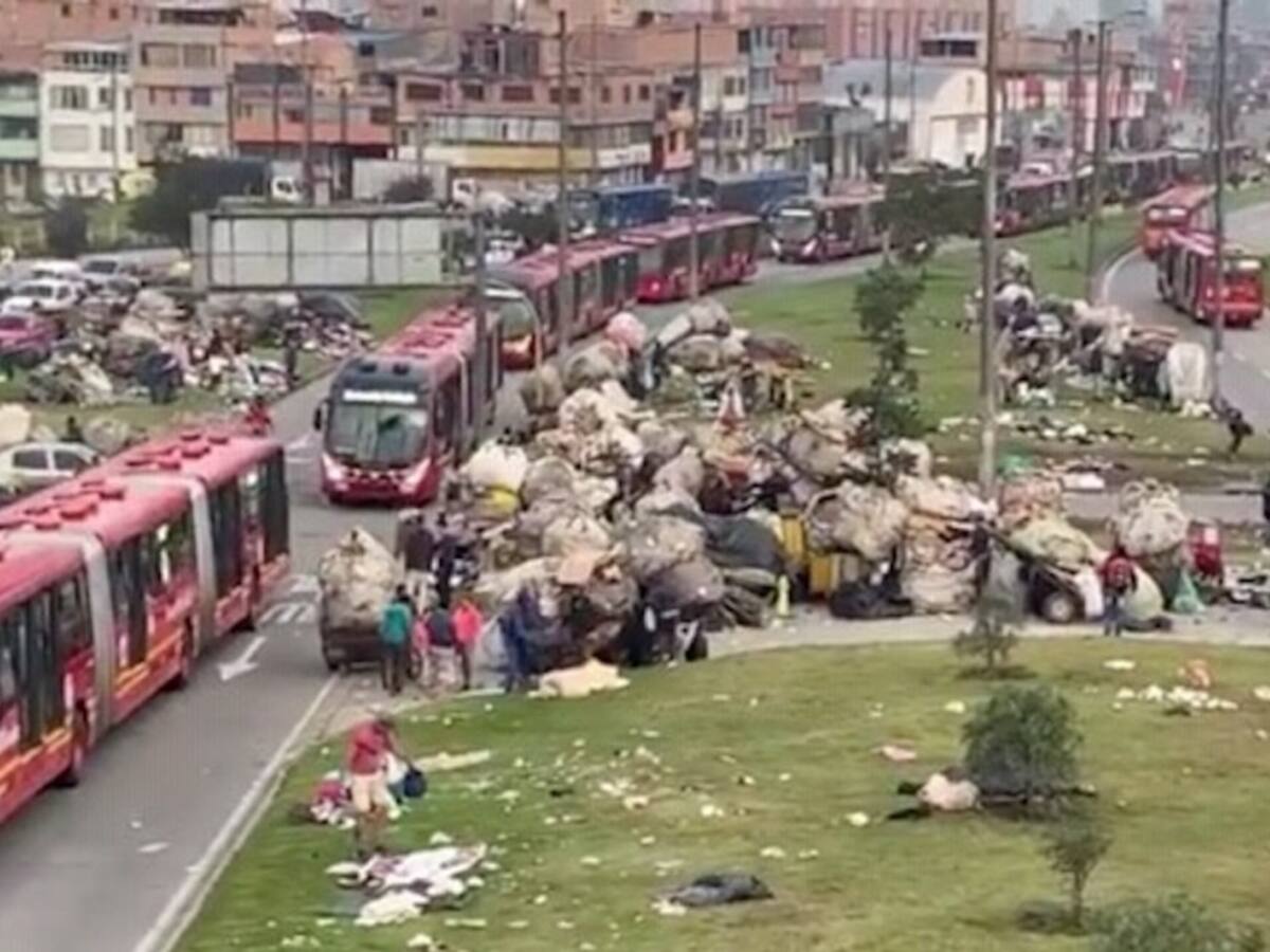 Recicladores y 'coteros' se toman un sector de la Avenida Américas