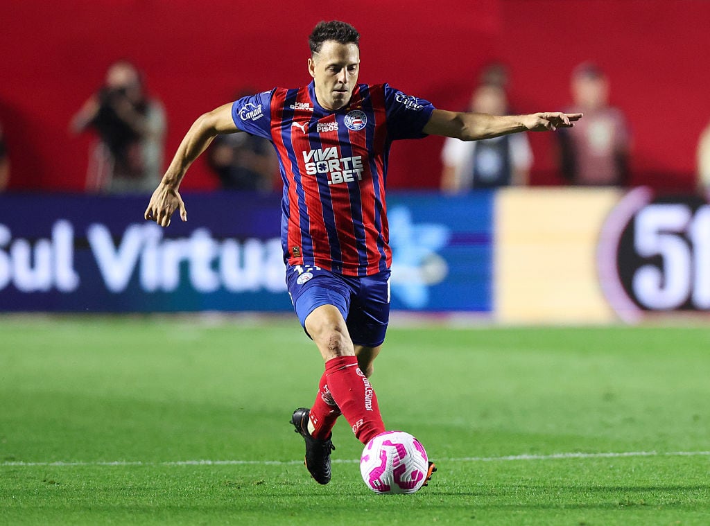 SAO PAULO, BRAZIL - OCTOBER 25: Santiago Arias of Bahia runs with the ball during a Brasileirao 2025 match between Sao Paulo and Bahia at MorumBIS Stadium on October 25, 2025 in Sao Paulo, Brazil. (Photo by Alexandre Schneider/Getty Images)