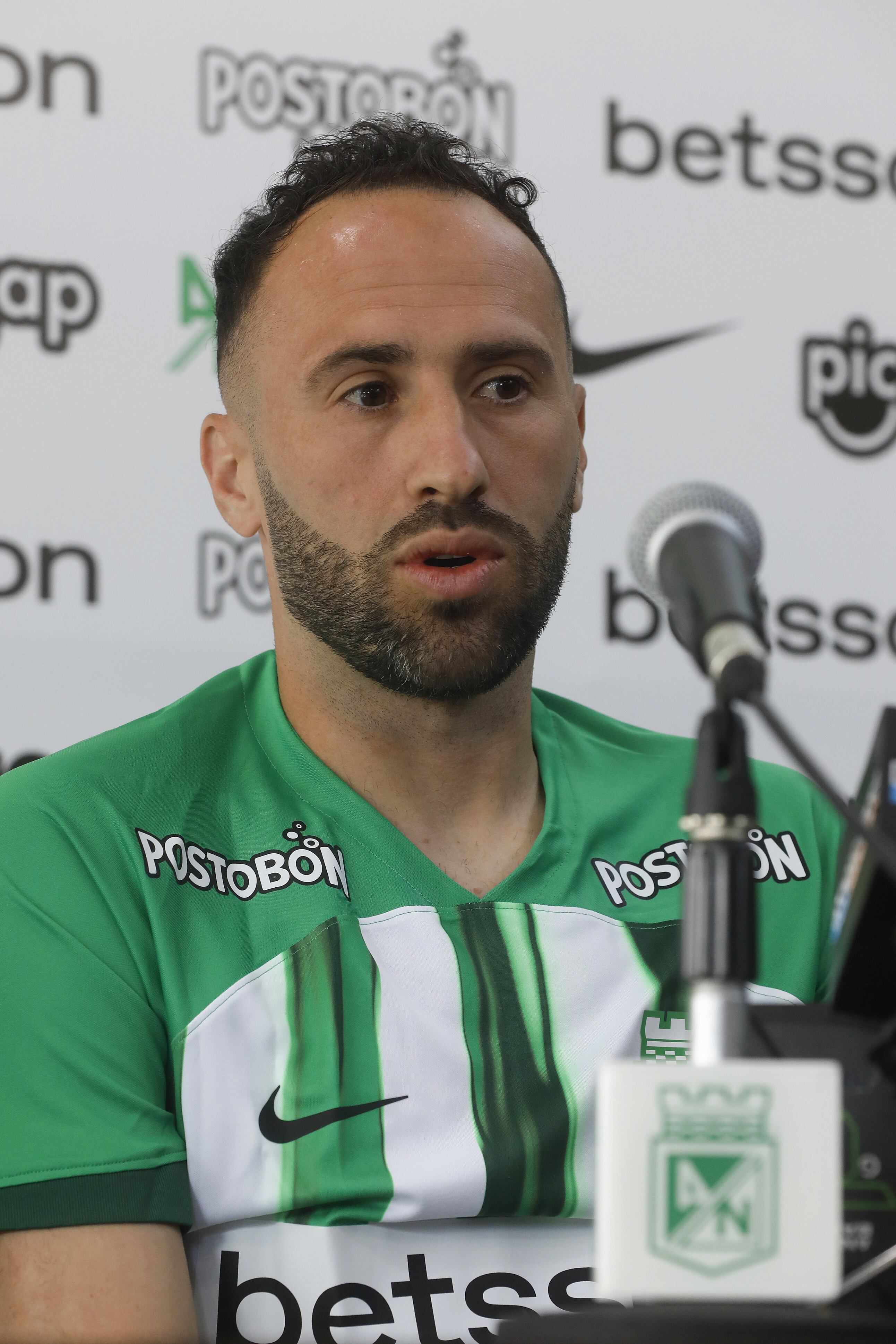 AME6125. GUARNE (COLOMBIA), 29/07/2024.- El arquero David Ospina habla durante su presentación como nuevo jugador de Atlético Nacional, este lunes, en la sede deportiva del equipo en Guarne (Colombia). El club colombiano Atlético Nacional presenta al portero de la selección nacional, David Ospina, su más nueva contratación, junto con los jugadores Alfredo Morelos, Marino Hinestroza y Sebastián Guzmán. EFE/ Luis Eduardo Noriega Arboleda