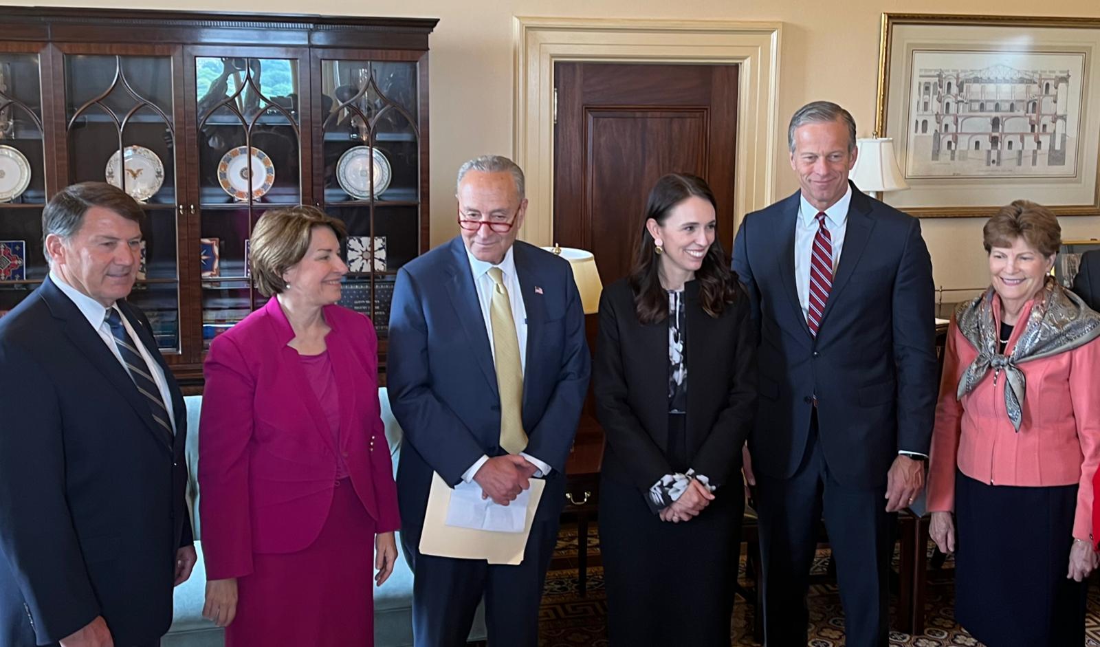 Jacinda Ardern, primera ministra de Nueva Zelanda, fue recibida por el senador estadounidense Chuck Schumer. Foto: Yari Adrian.