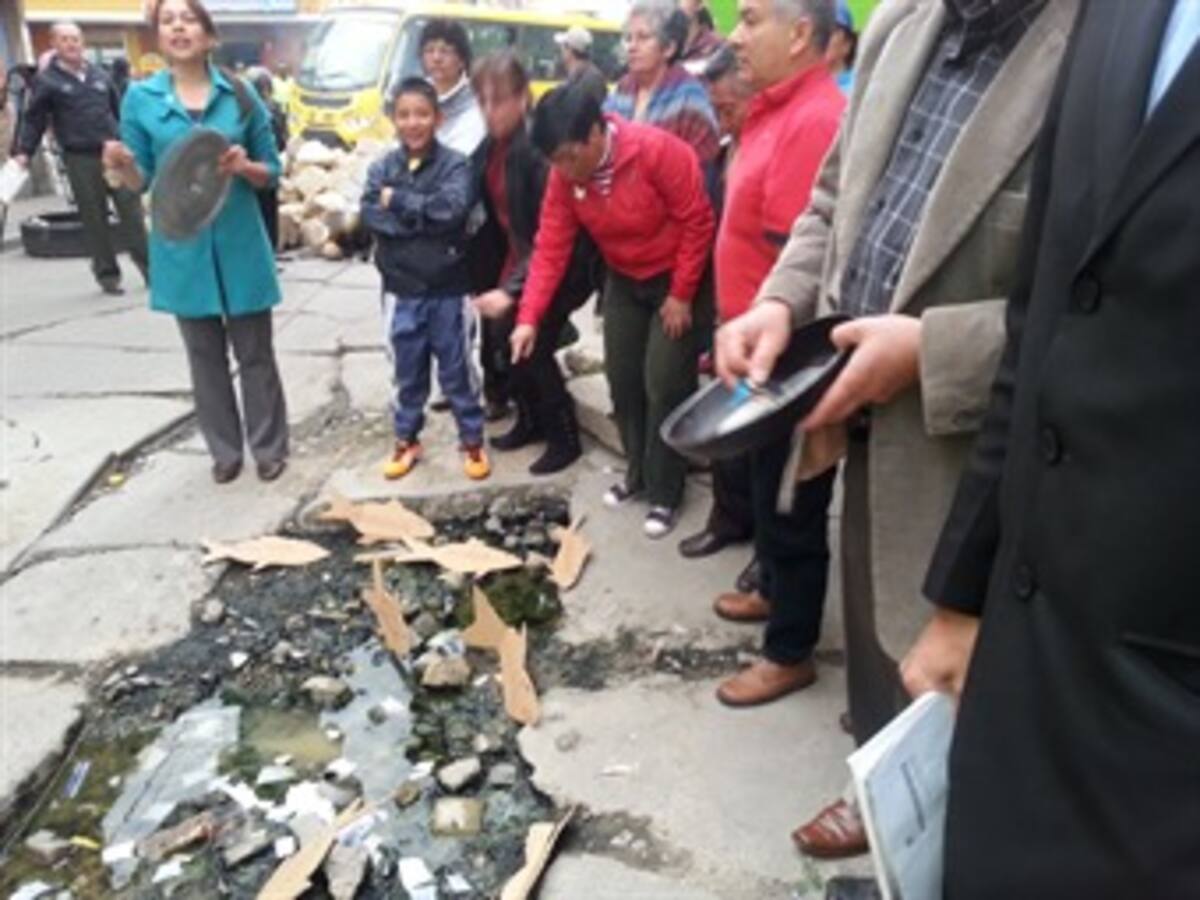 Habitantes de Fontibón bloquean una calle por mal estado de una vía