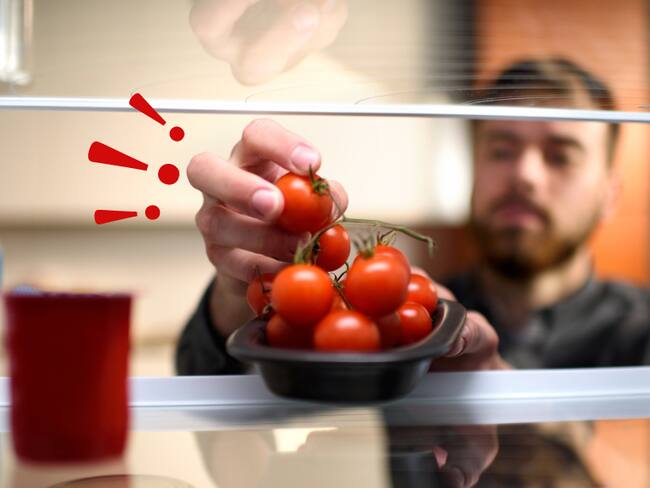 Hombre tomando algunos tomates que conserva en su nevera (Getty Images)