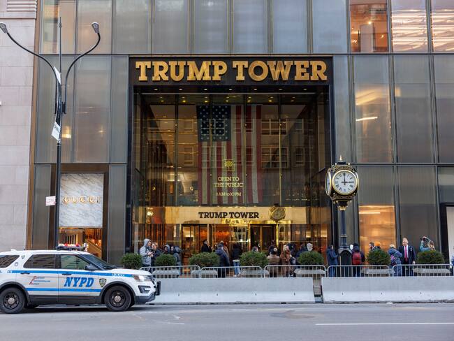 New York (United States), 16/02/2024.- Trump Tower as seen in New York, New York, USA, 16 February 2024. Judge Arthur Engoron issued the Trump Organization to pay over $350 million in damages, and prevents former president Donald Trump "from serving as an officer or director of any New York corporation or other legal entity in New York for a period of three years" on Friday. (Nueva York) EFE/EPA/SARAH YENESEL