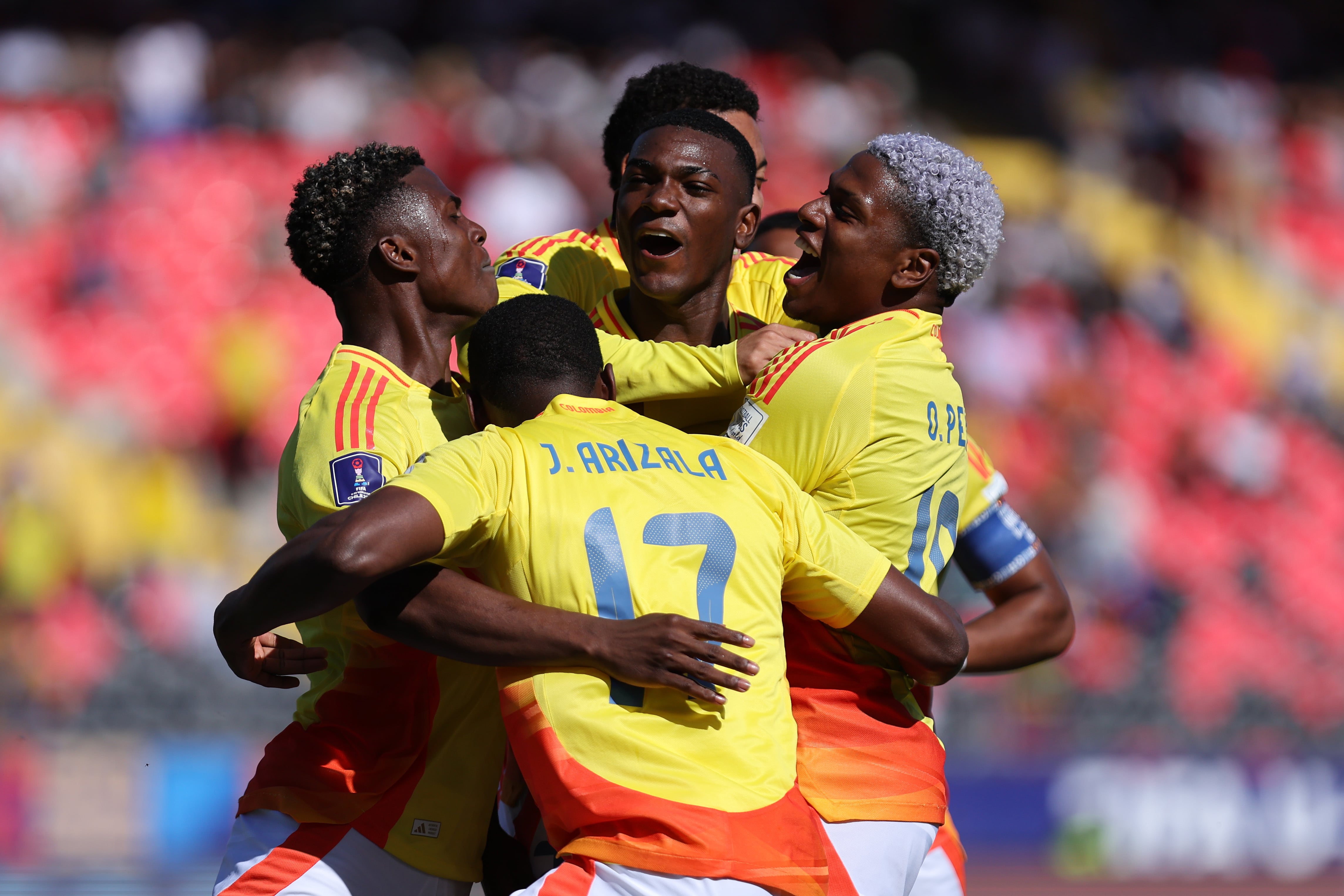 Los jugadores de la Selección Colombia Sub-20 celebran uno de sus goles ante España. (Photo by Ricardo Moreira - FIFA/FIFA via Getty Images)
