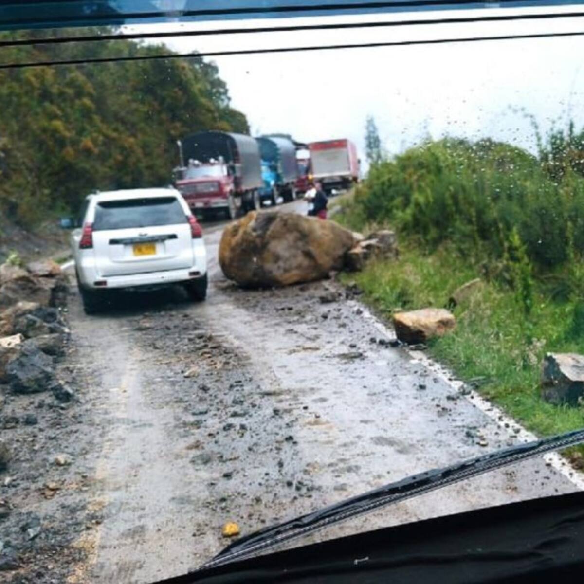 Gigantescas rocas están cayendo sobre la vía Bogotá-Choachí