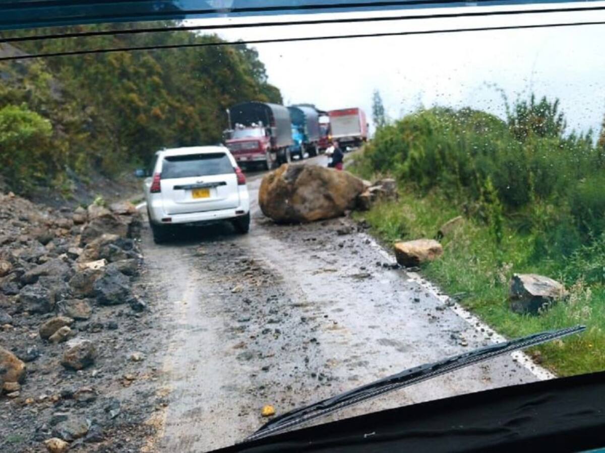 Gigantescas rocas están cayendo sobre la vía Bogotá-Choachí
