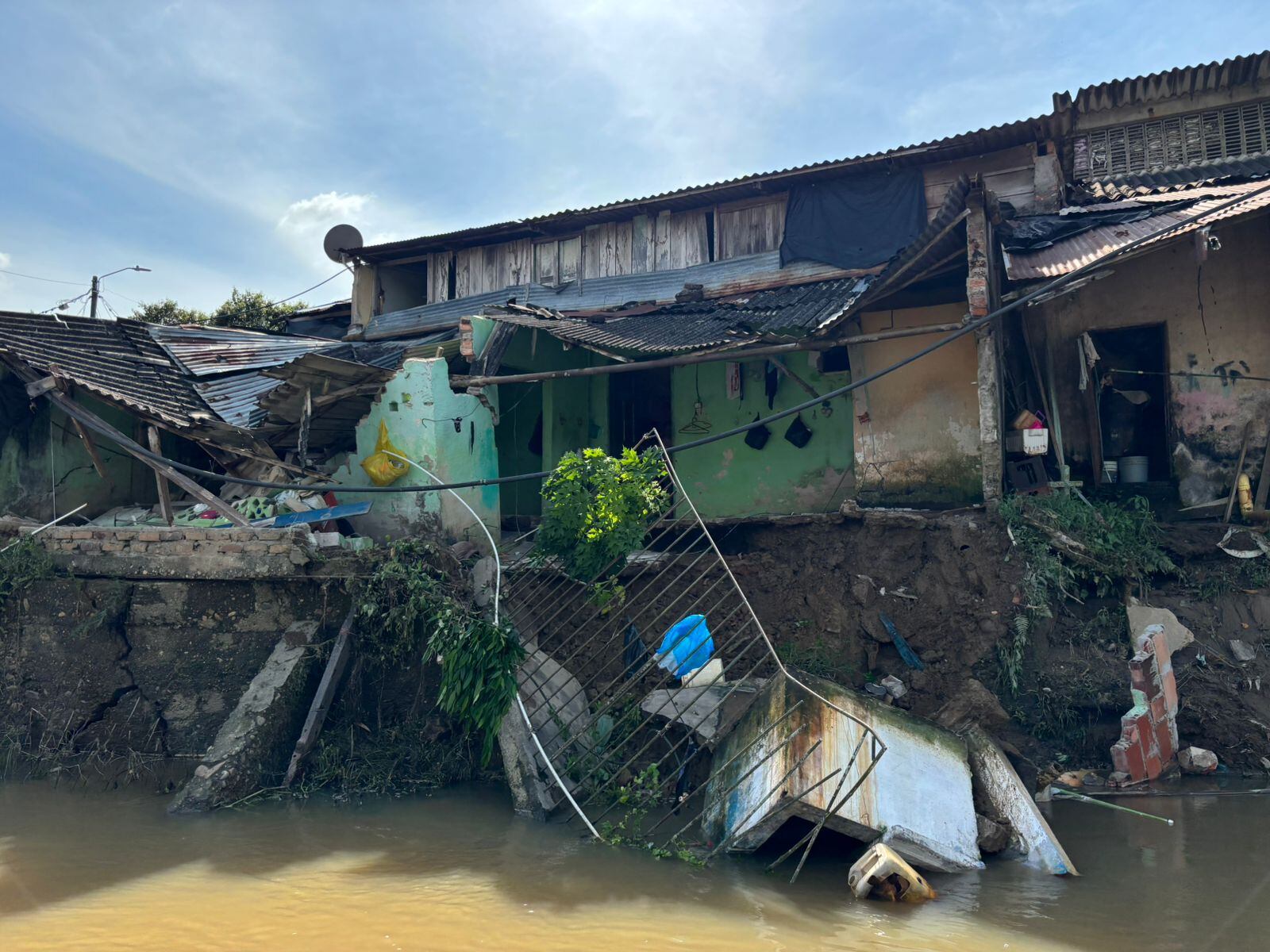 Crecientes de ríos provocan colapso de viviendas en zona rural de Tibú, Norte de Santander. / Foto: Cortesía.