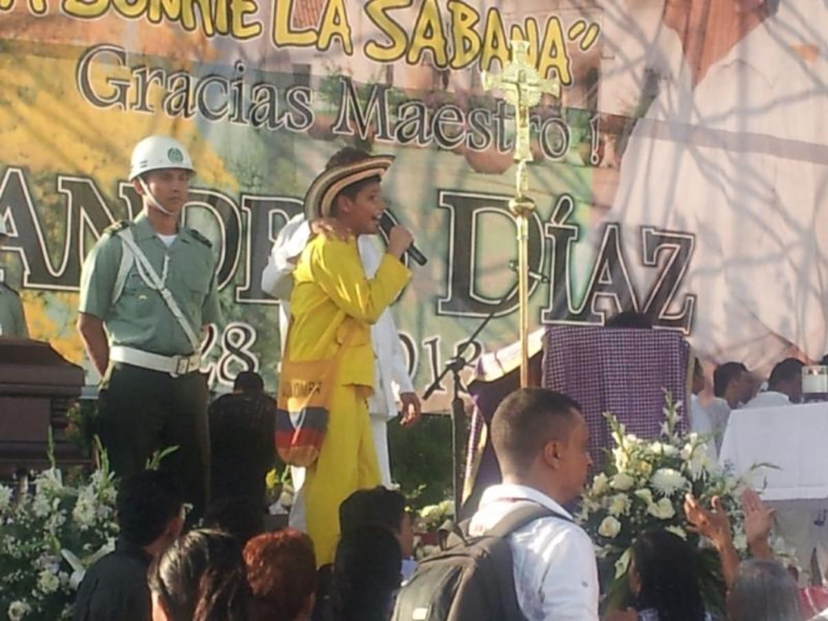 En la Plaza Alfonso Lopez de Valledupar se realiza una ceremonia a esta hora para despedir al Maestro Leandro Diaz. Carlos Vives y Claudia Elena Vasquez hacen presencia en el lugar. En la tarima hay músicos quienes con su acordeón entonan cantos para despedir a Leandro.