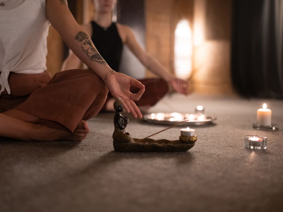 4 maneras más efectivas de limpiar su energía sexual, según tradiciones espirituales