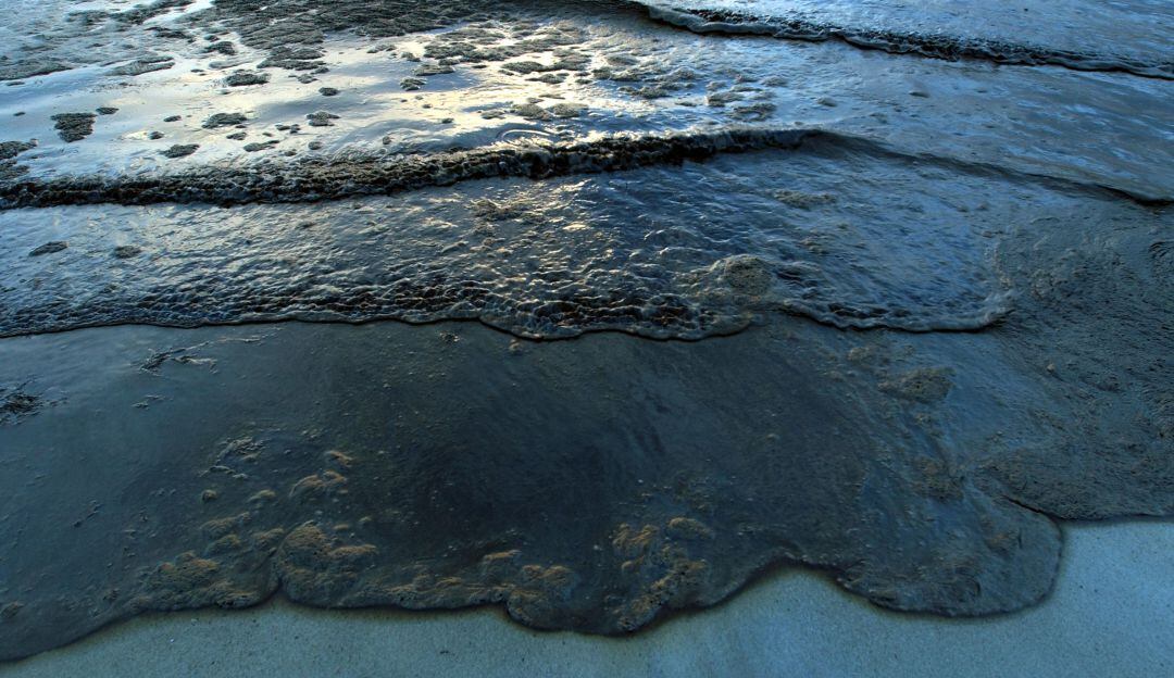 Tras erupción del volcán Tonga el mar de Perú se tiñe de negro por petróleo