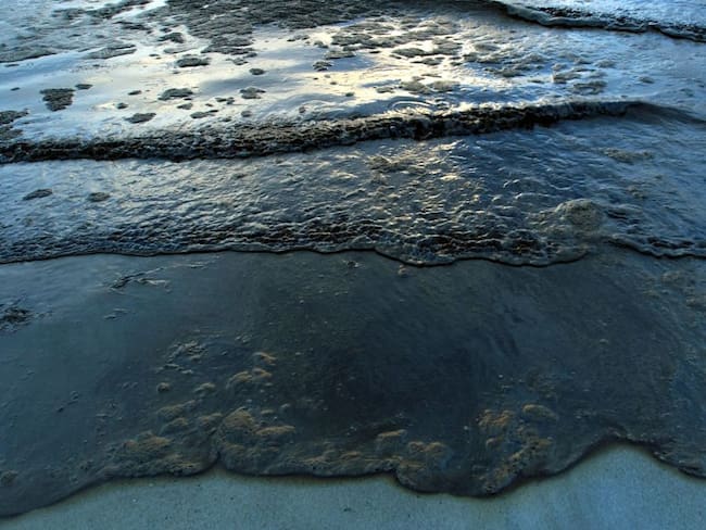 Tras erupción del volcán Tonga el mar de Perú se tiñe de negro por petróleo