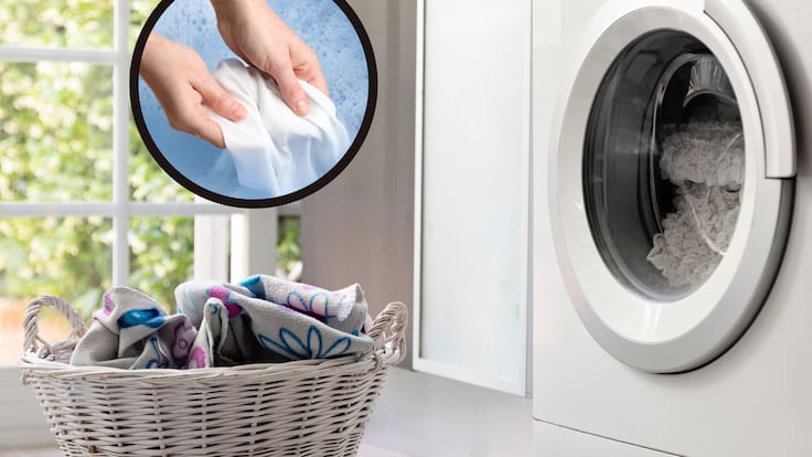 Canasta de ropa junto a una lavadora y alguien lavando a mano (Getty Images)