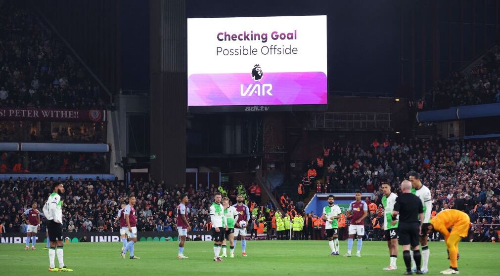 Revisión del VAR durante un partido de Premier League / Getty Images