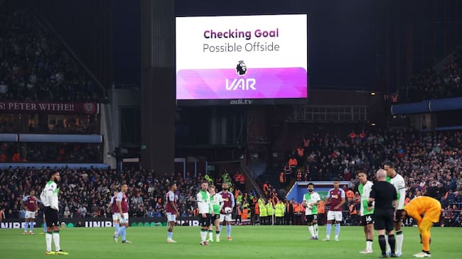 Revisión del VAR durante un partido de Premier League / Getty Images