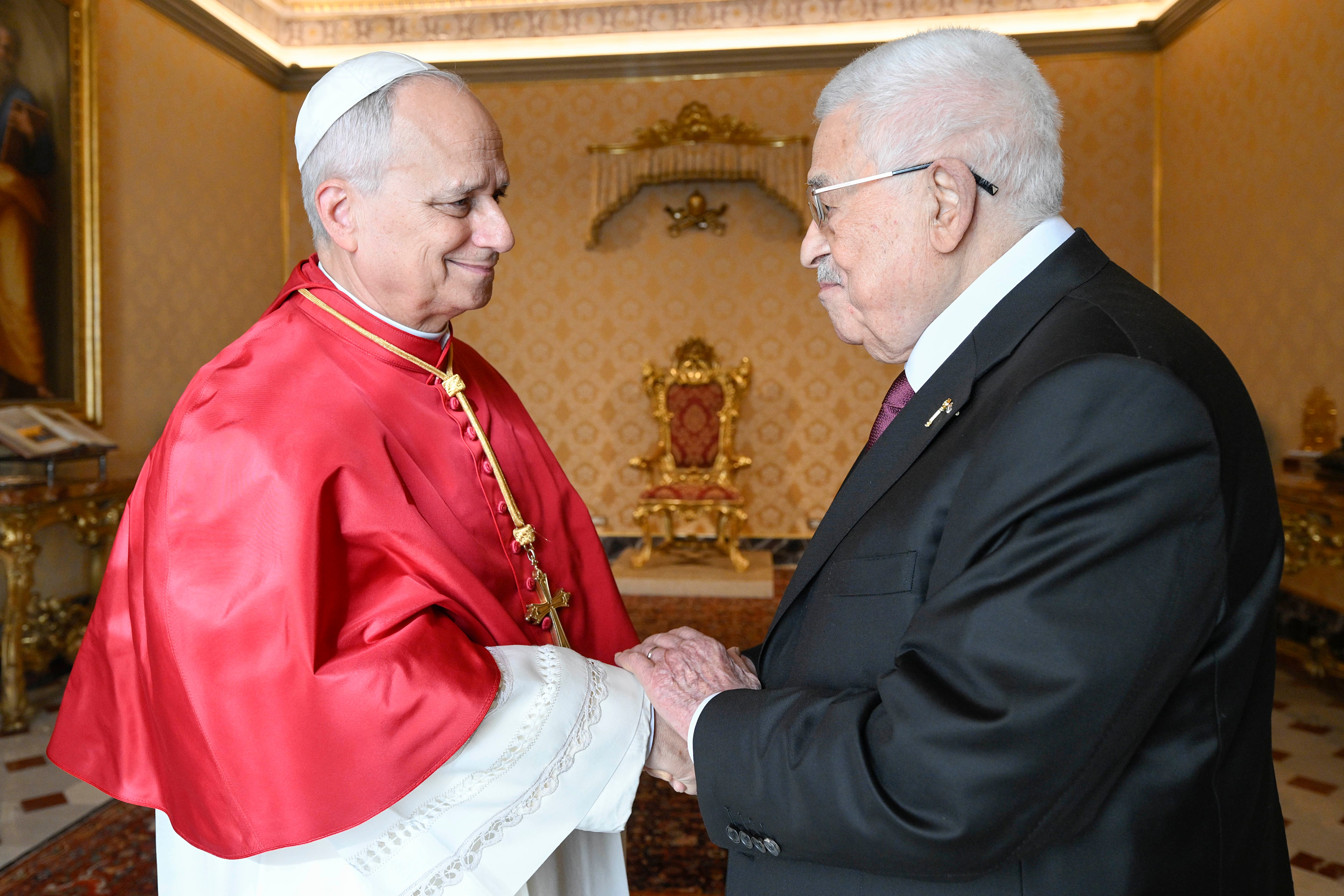 El papa León XIV se reunió por primera vez con el presidente palestino, Mahmoud Abbas.
(Foto:   Simone Risoluti - Vatican Media via Vatican Pool/Getty Images)