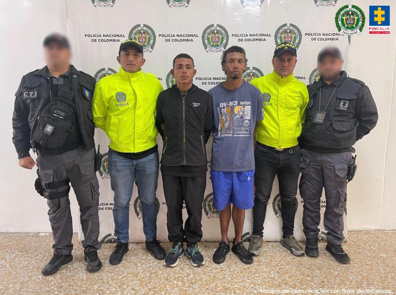 Se trata de Kervin Enrique González Simancas, alias Cartagena y Kallet Antonio Meza Meza, alias Soledeño, quienes habrían apuñalado 11 veces a un mayor de la Policía por robarlo. Foto: Fiscalía.