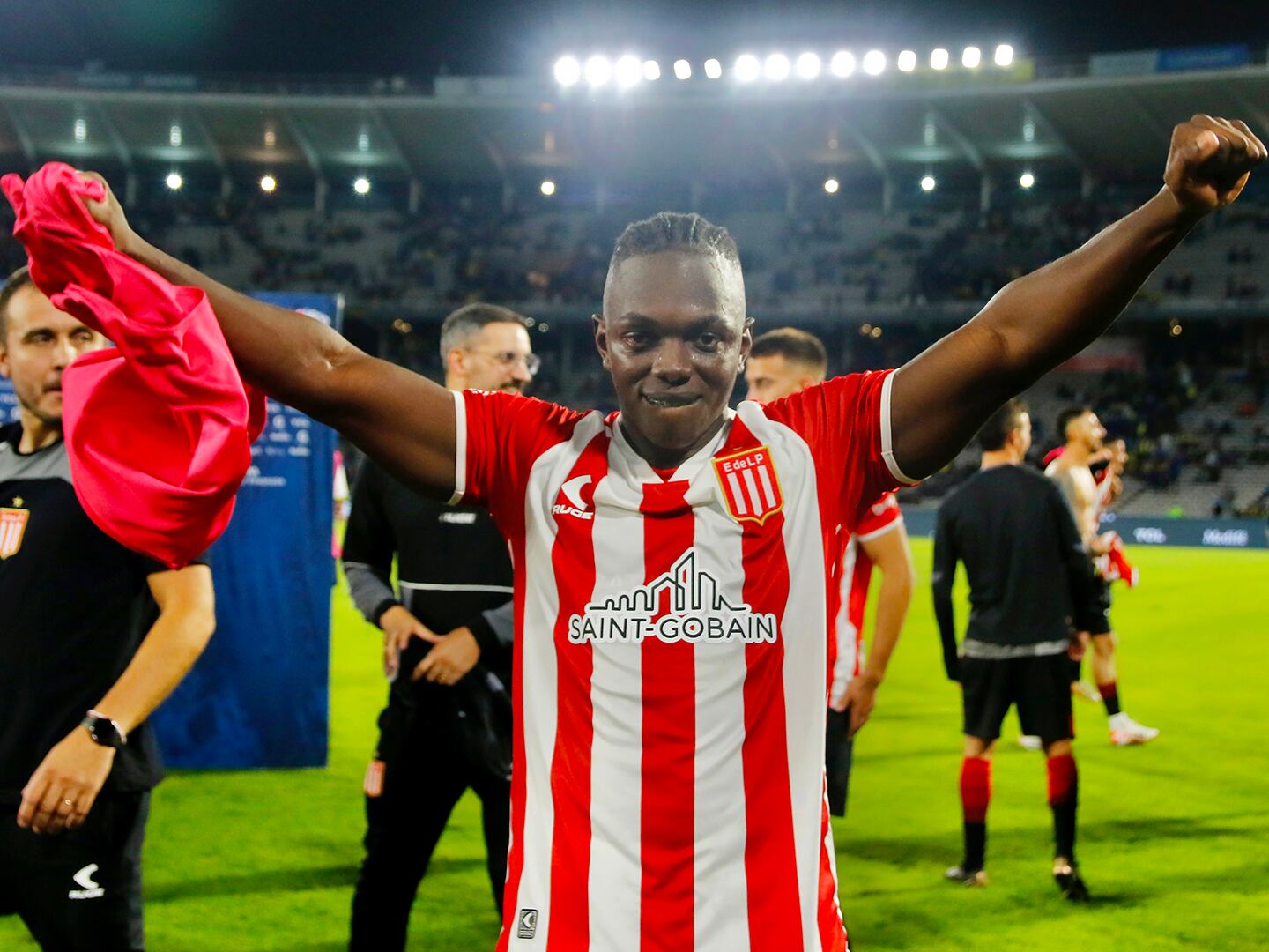 Edwuin Cetré festeja al final del partido de Estudiantes / Twitter: @EdelpOficial.