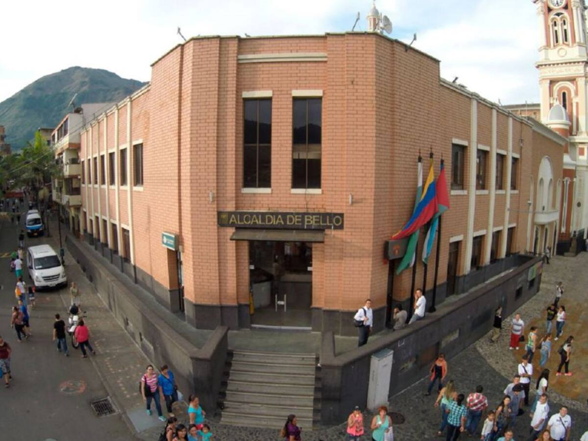 En Bello evacuaron tres empresas por un derrumbe en la Medellín-Bogotá