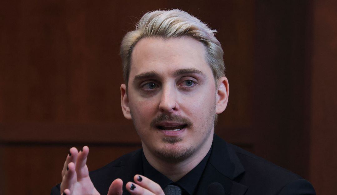 Morgan Tremaine en el estrado. 