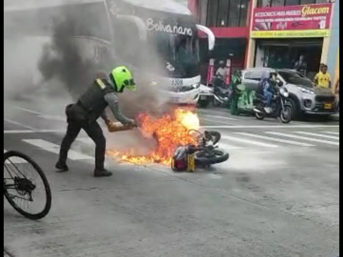Insólito, intolerancia entre mototaxistas en Armenia le prendieron fuego a motocicleta