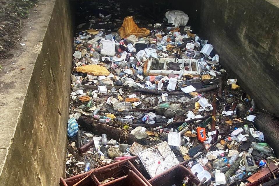 Falta de conciencia de la comunidad del Bicentenario volvió a llenar de basuras el canal