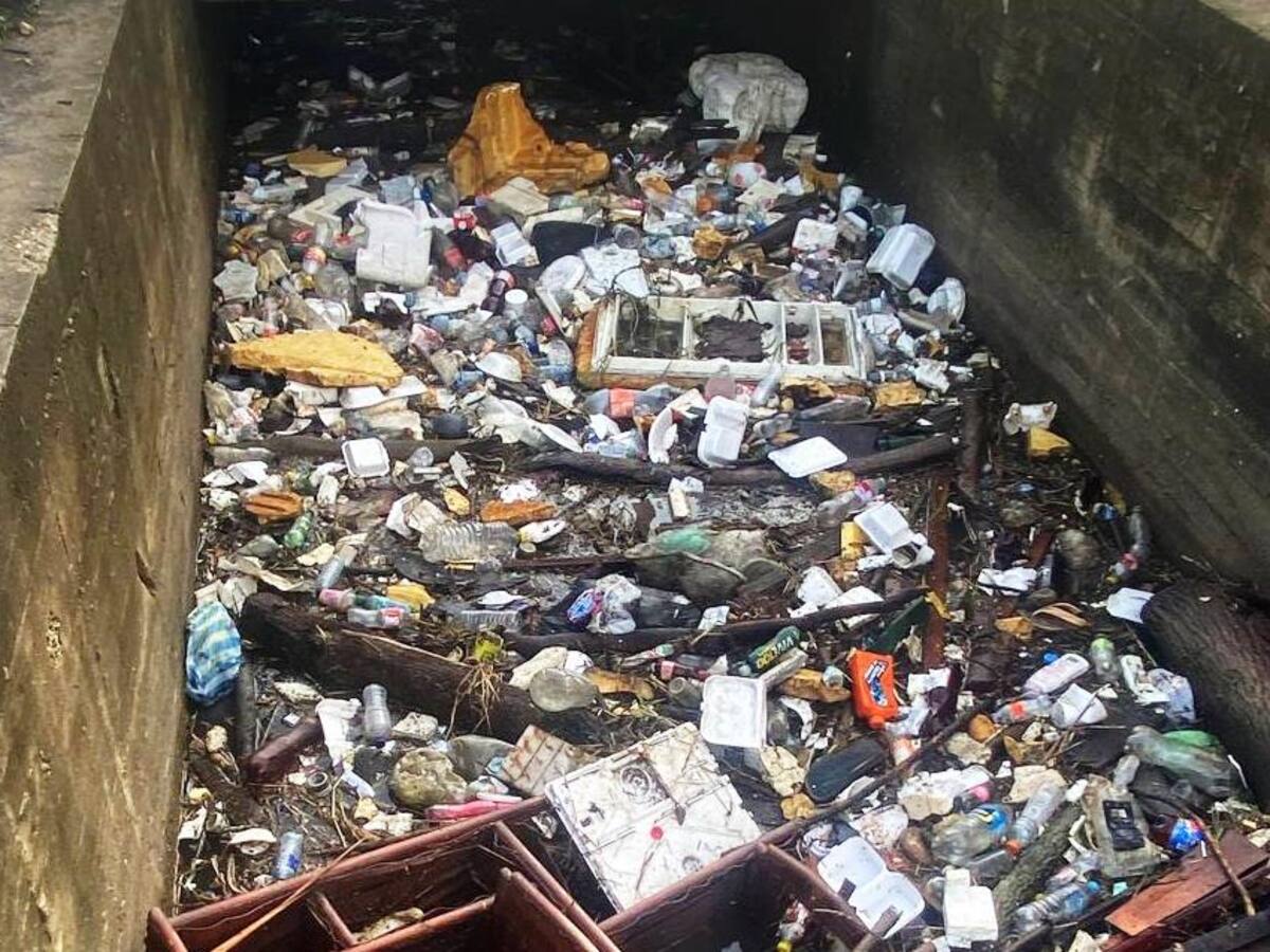 Falta de conciencia de la comunidad del Bicentenario volvió a llenar de basuras el canal