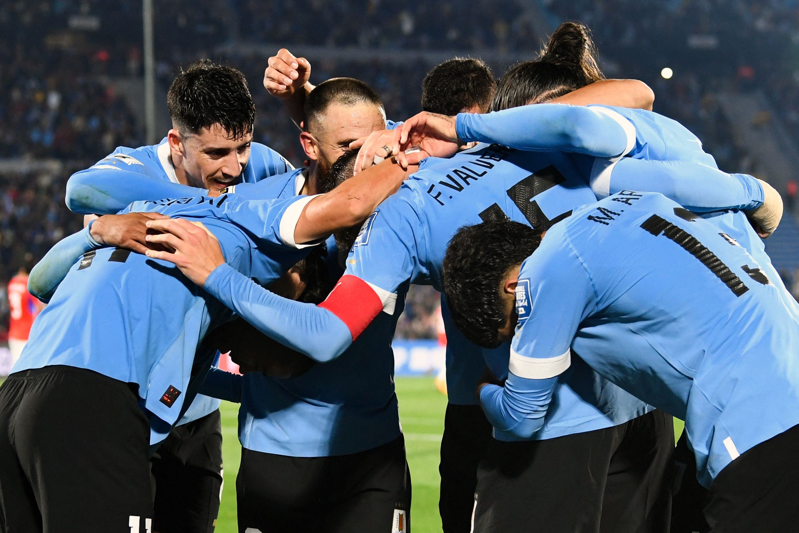 Los jugadores de Uruguay celebran uno de sus tres goles en Montevideo. (Photo by PABLO PORCIUNCULA/AFP via Getty Images)