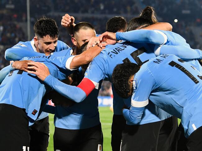 Los jugadores de Uruguay celebran uno de sus tres goles en Montevideo. (Photo by PABLO PORCIUNCULA/AFP via Getty Images)