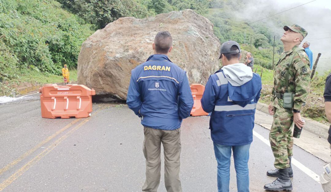 Gigantesca piedra en la vía Medellín Costa Atlántica