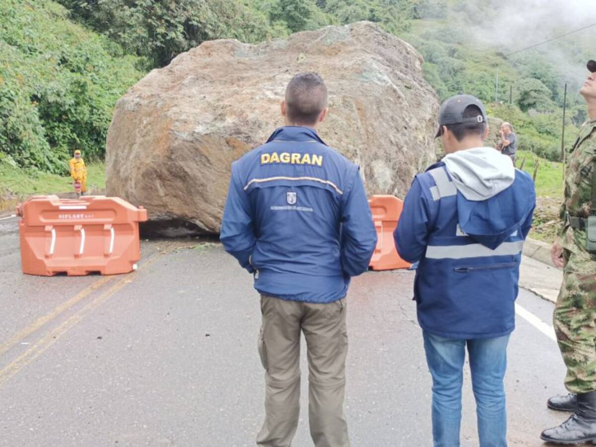 Gigantesca piedra tiene cerrada la vía Medellín Costa Atlántica