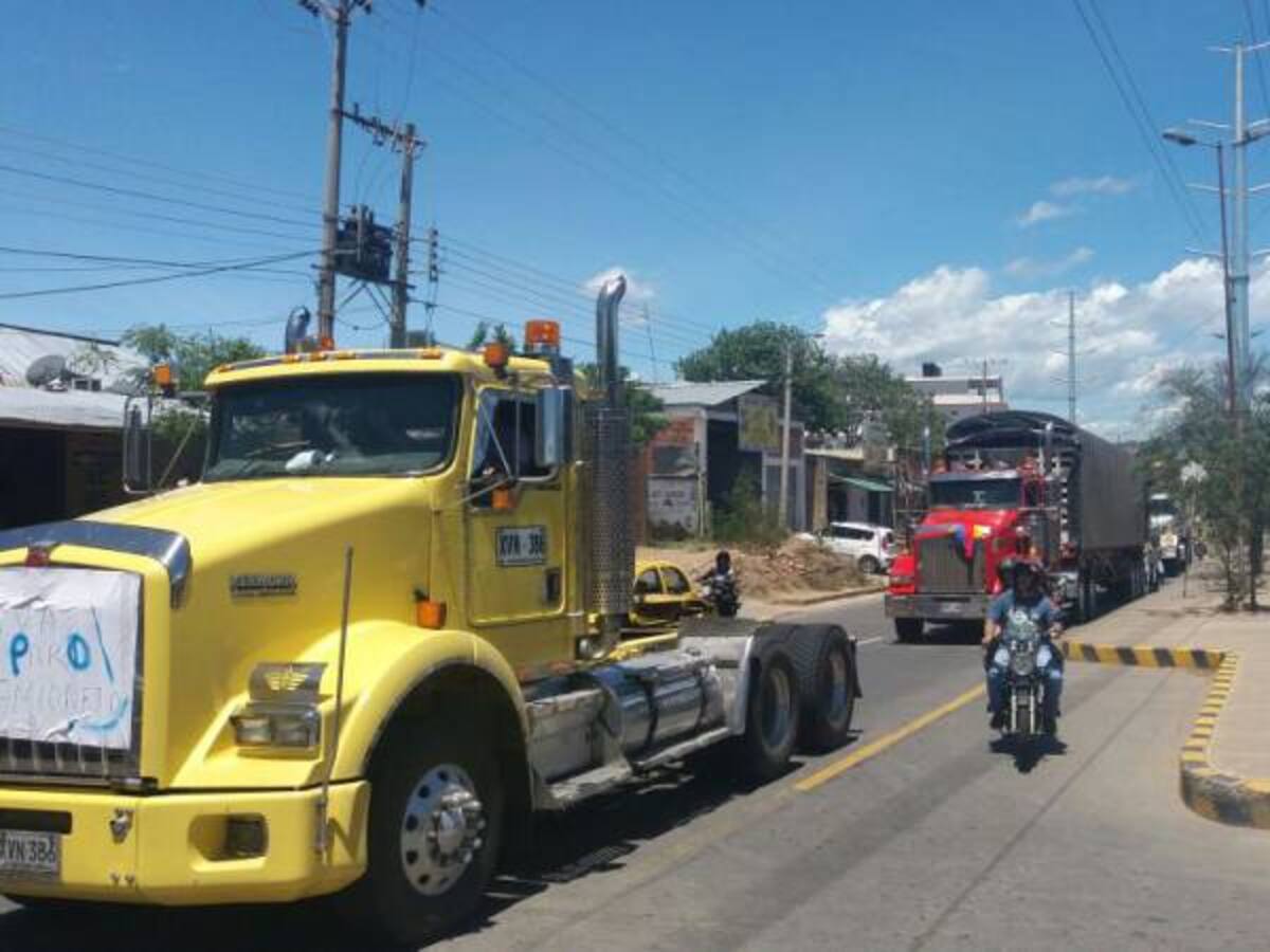 Camioneros se movilizan por vías de Cúcuta en protesta al Gobierno Nacional