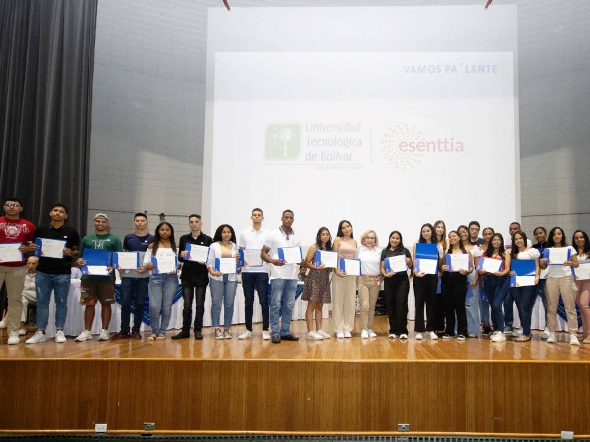 27 estudiantes de la UTB recibieron nuevas becas por parte de Esenttia