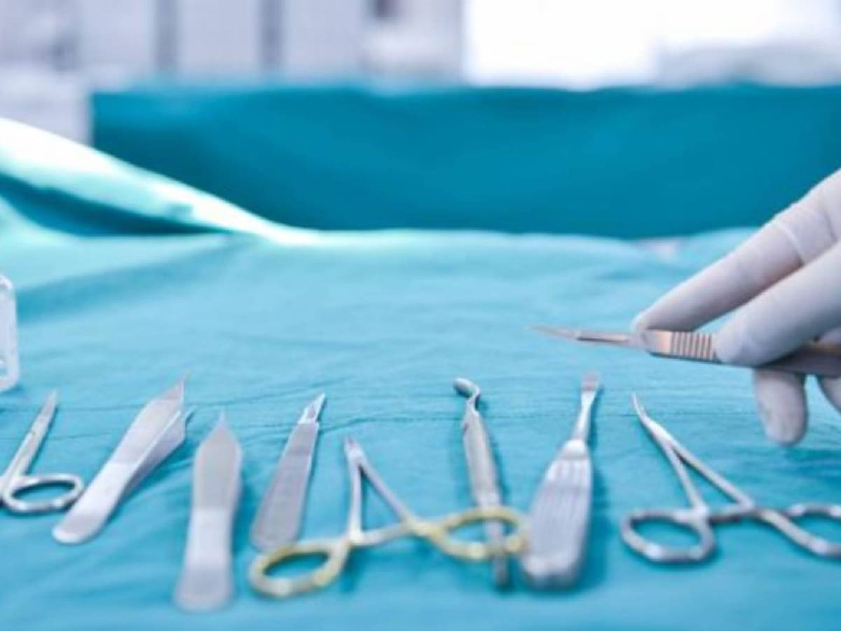 ¿Por qué los médicos dejan tijeras abiertas debajo de las camillas en hospitales?