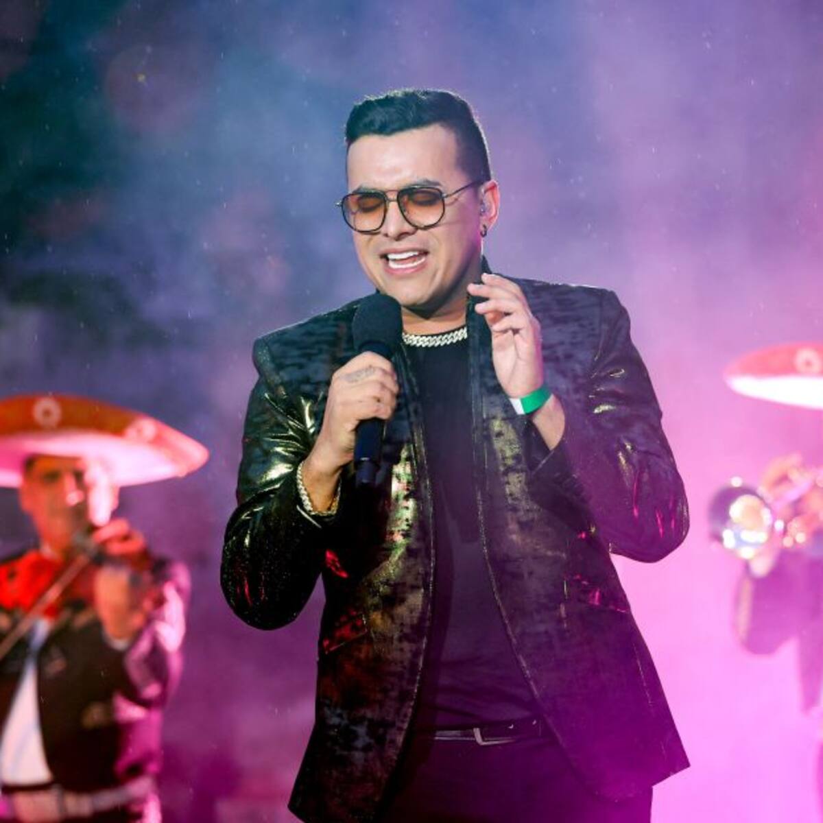 Yeison Jiménez sufrió quemaduras leves en medio de un concierto en Tuluá