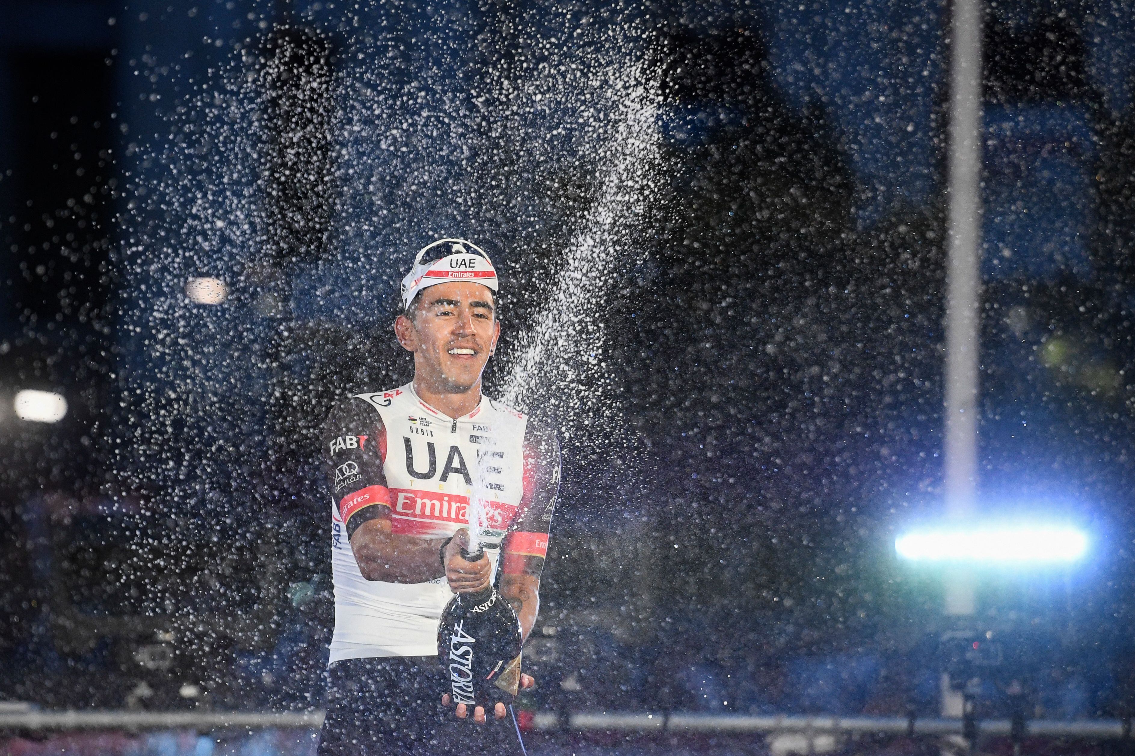 Juan Sebastián Molano celebra su triunfo en la última etapa de la Vuelta a España 2022. (Photo by OSCAR DEL POZO/AFP via Getty Images)